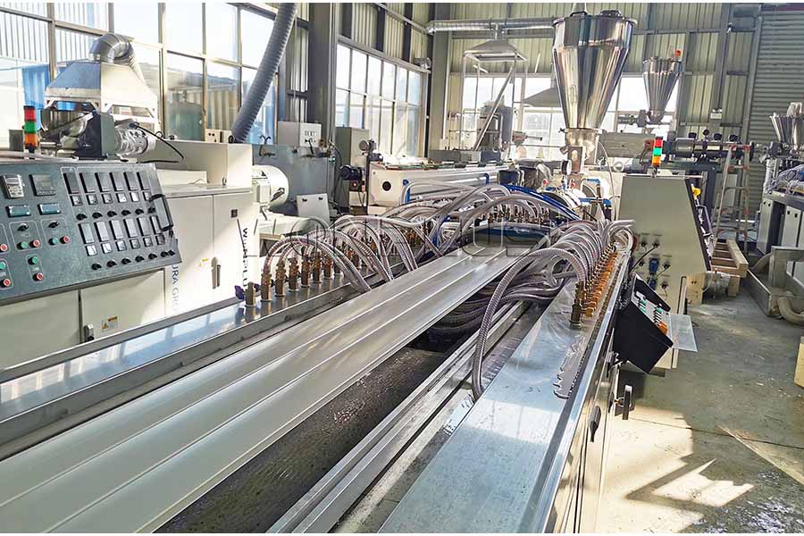 Экструзионная линия по производству потолочных панелей из ПВХ завершила испытания на заводе