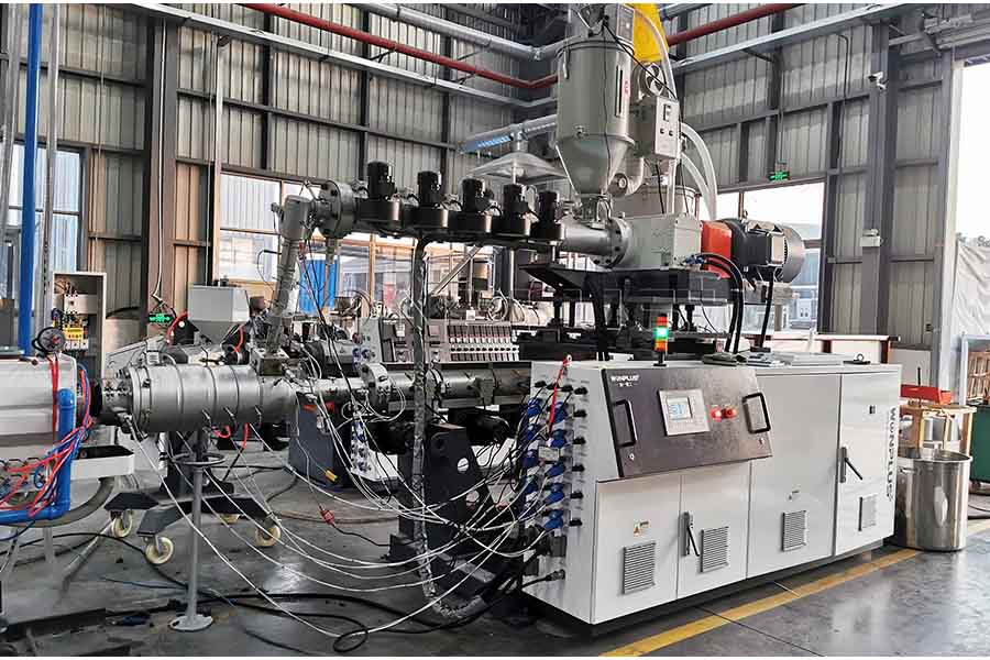 Ввод в эксплуатацию машины для производства трехслойных труб PPR HDPE 20-110 мм на заводе