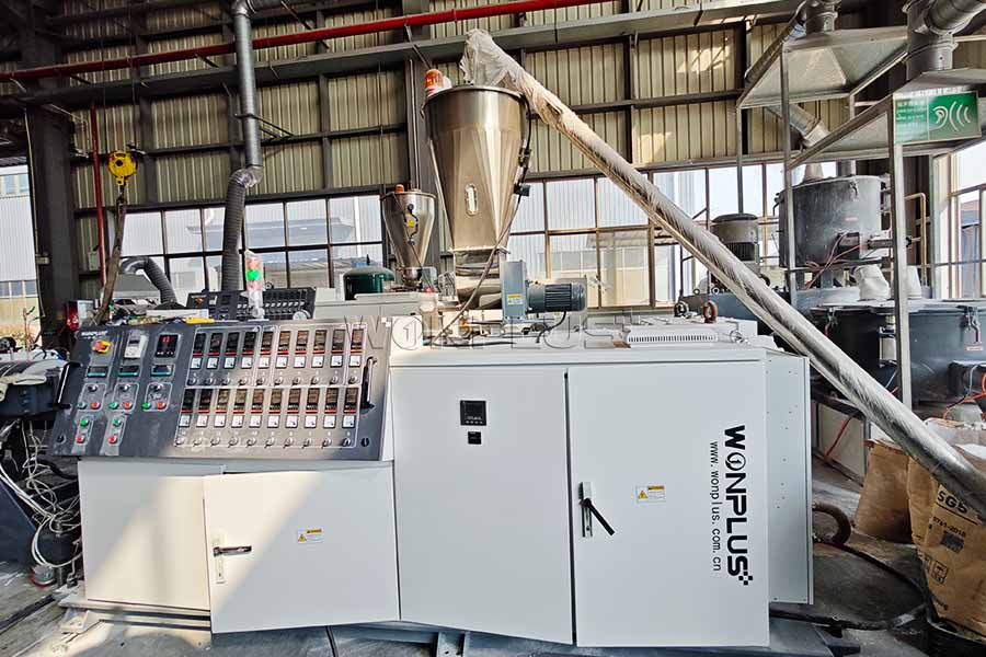 Компания WONPLUS завершила ввод в эксплуатацию высокоэффективной линии экструзии ПВХ-труб с двумя выходами.