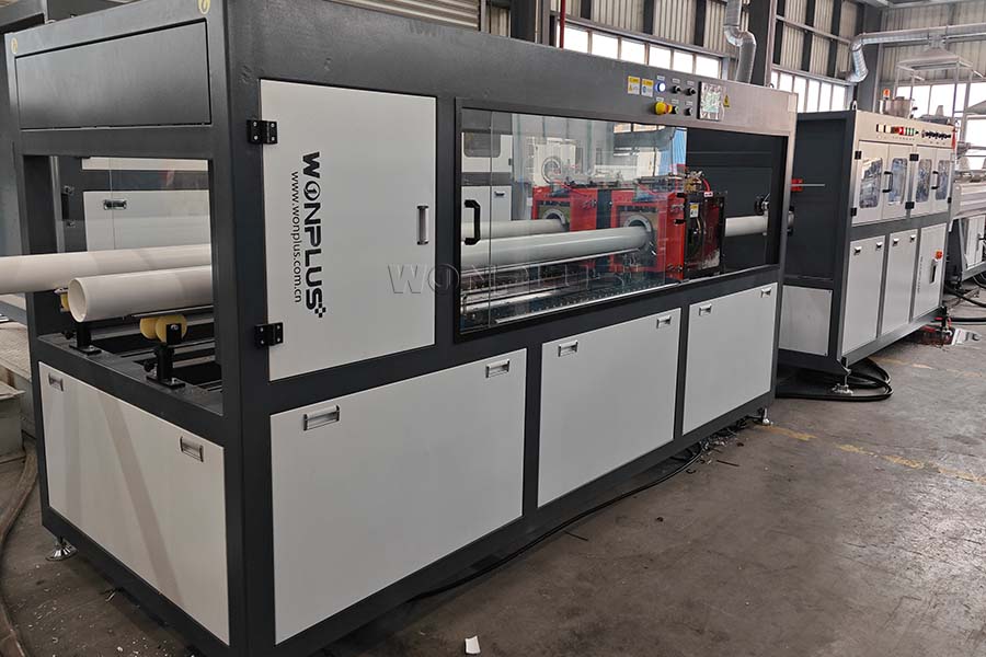 Компания WONPLUS успешно ввела в эксплуатацию линию экструзии ПВХ-труб диаметром 90-110 мм с двумя выходами.